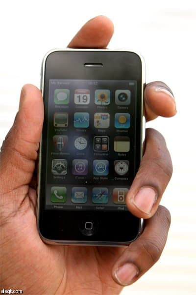الهاتف النقال الجديد iPhone 3GS  يطرح في أسواق أسبانيا و بريطانيا.