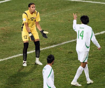 العرب يودعون العراق بعد تعادل سلبي مع نيوزيلندا.. وأسبانيا تهزم صاحب الأرض