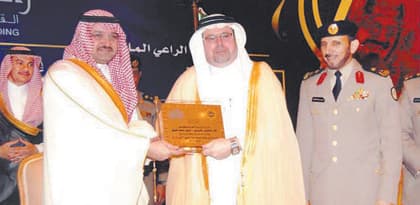 مُحافظ جدة يكرّم الدكتور الجمل لرعايته معرض نزلاء السجون