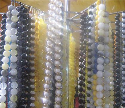 «السبحة المقلدة» تطيح بأسعار الأصلية إلى النصف