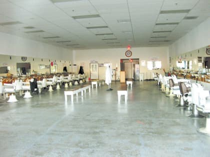 تسعيرة «محال الحلاقة».. واحدة للزبون  وأخرى لمفتش البلدية