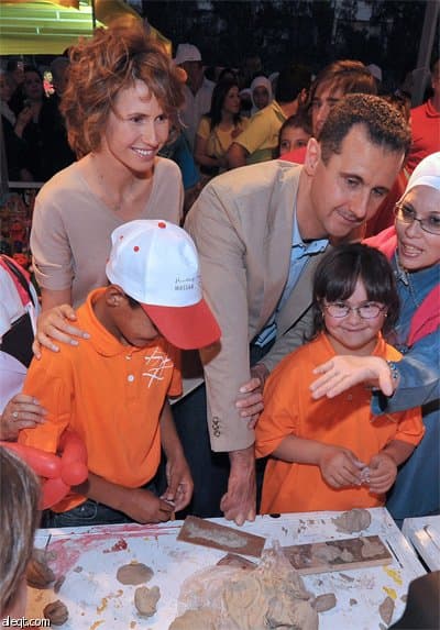 الرئيس السوري بشار الأسد وعقيلته أسماء الأسد يضعان حجر الأساس لمركز مسار الاستكشافي في دمشق.