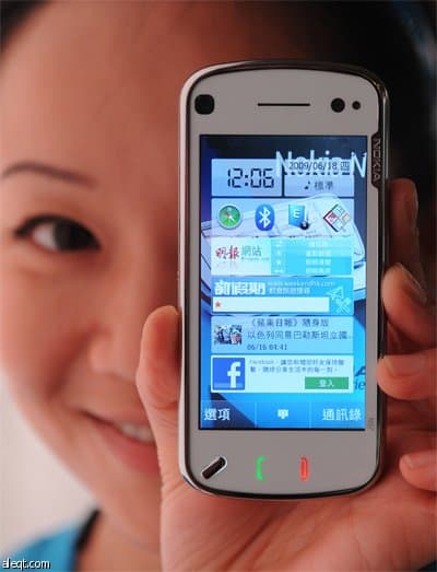 الهاتف النقال الجديد نوكيا Nokia N97 الذي يتميز بسرعة الاتصال بالإنترنت و التحميل في متجر في هونج كونج.