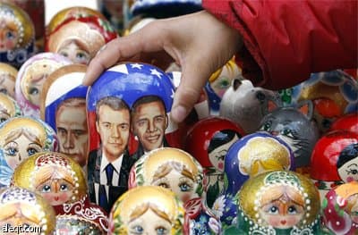 دمى روسية شعبية خشبية "ماتريشكاس"  بعضها يحمل صورة للرئيس الروسي دميتري ميدفيديف مع الرئيس الأمريكي باراك أوباما الذي من المقرر 