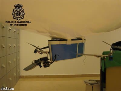 منطاد يتم التحكم به عن بعد و طاولة و حبال وأجهزة رؤية ليلية ومعدات أخرى تم ضبطها وإلقاء القبض على ثلاث أشخاص حاولوا بتلك المعدات