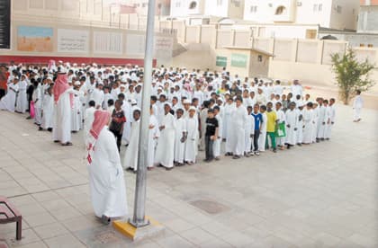 معلمو المدارس الأهلية... جهد مضاعف وراتب لا يتجاوز 2500
