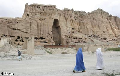 قوارب صغيرة على شكل إوز راسية على بحيرة تقع في مقاطعة باميان وسط أفغانستان.