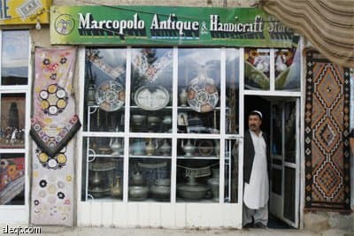 قوارب صغيرة على شكل إوز راسية على بحيرة تقع في مقاطعة باميان وسط أفغانستان.