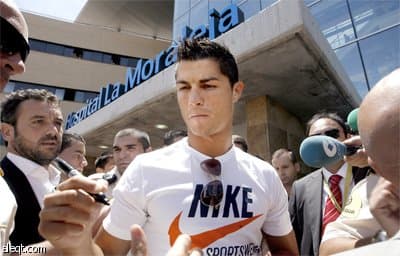 النجم البرتغالي كريستيانو رونالدو يخضع للفحوص الطبيةفي مدريد استعدادا لتقديمه لوسائل الإعلام المحلية والعالمية مساء اليوم كلاعب 