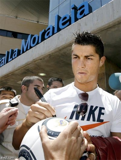 النجم البرتغالي كريستيانو رونالدو يخضع للفحوص الطبيةفي مدريد استعدادا لتقديمه لوسائل الإعلام المحلية والعالمية مساء اليوم كلاعب 