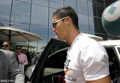 النجم البرتغالي كريستيانو رونالدو يخضع للفحوص الطبيةفي مدريد استعدادا لتقديمه لوسائل الإعلام المحلية والعالمية مساء اليوم كلاعب 