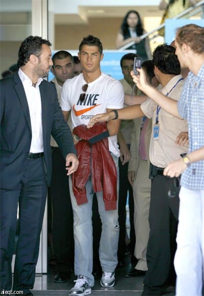 النجم البرتغالي كريستيانو رونالدو يخضع للفحوص الطبيةفي مدريد استعدادا لتقديمه لوسائل الإعلام المحلية والعالمية مساء اليوم كلاعب 