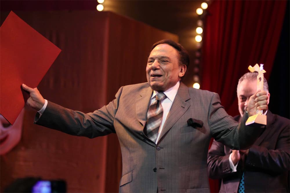 الزعيم عادل امام يتلقى جائزة من المهرجان القومي للمسرح المصري الذي عقد في دار الأوبرا في القاهرة.