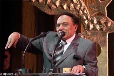 الزعيم عادل امام يتلقى جائزة من المهرجان القومي للمسرح المصري الذي عقد في دار الأوبرا في القاهرة.
