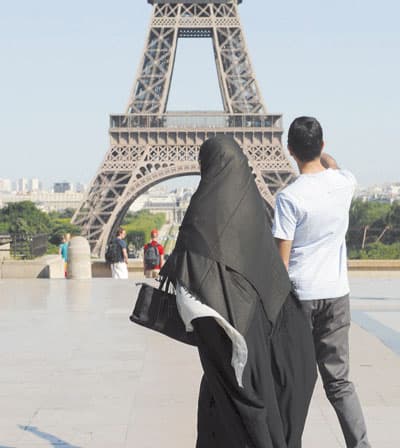 فرنسا تحظر الحجاب وتنظم معارض أزياء للعباءات الإسلامية