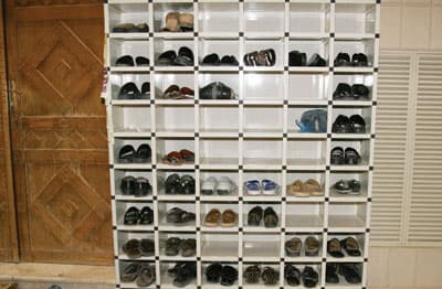 تناثر الأحذية يحتاج إلى حلول مثالية تقضي على الفوضى