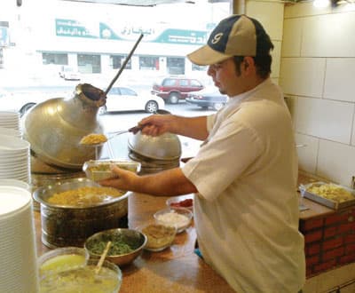 عمال المطاعم .. الأكل عند الجار أفضل من الأكل في الدار