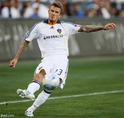 توم كروز وعائلته مع عائلة اللاعب بيكام يحضرون مباراة ودية بين فريقي لوس انجليس غالاكسي و إي سي ميلان في مدينة كارسون والتي انتهت