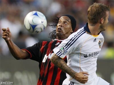 توم كروز وعائلته مع عائلة اللاعب بيكام يحضرون مباراة ودية بين فريقي لوس انجليس غالاكسي و إي سي ميلان في مدينة كارسون والتي انتهت