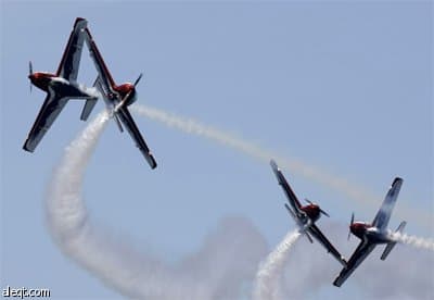 عضو من القوات الجوية الايطالية يحلق في سماء شاطئ ساميل في فيغو شمال اسبانيا خلال عرض جوي للفريق.