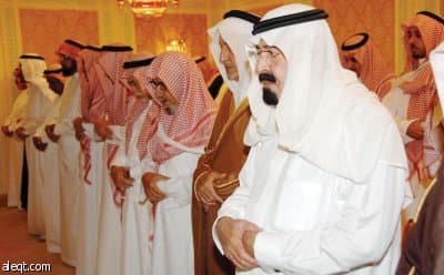 .. ويصل مكة المكرمة ويؤدي صلاة المغرب في الحرم