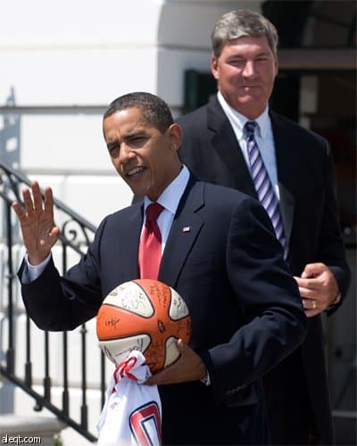 الرئيس الأمريكي باراك أوباما يستعرض بعض المهارات في البيت الأبيض بعد استقباله فريق ديترويت النسائي لكرة السلة الحائز على بطولة W