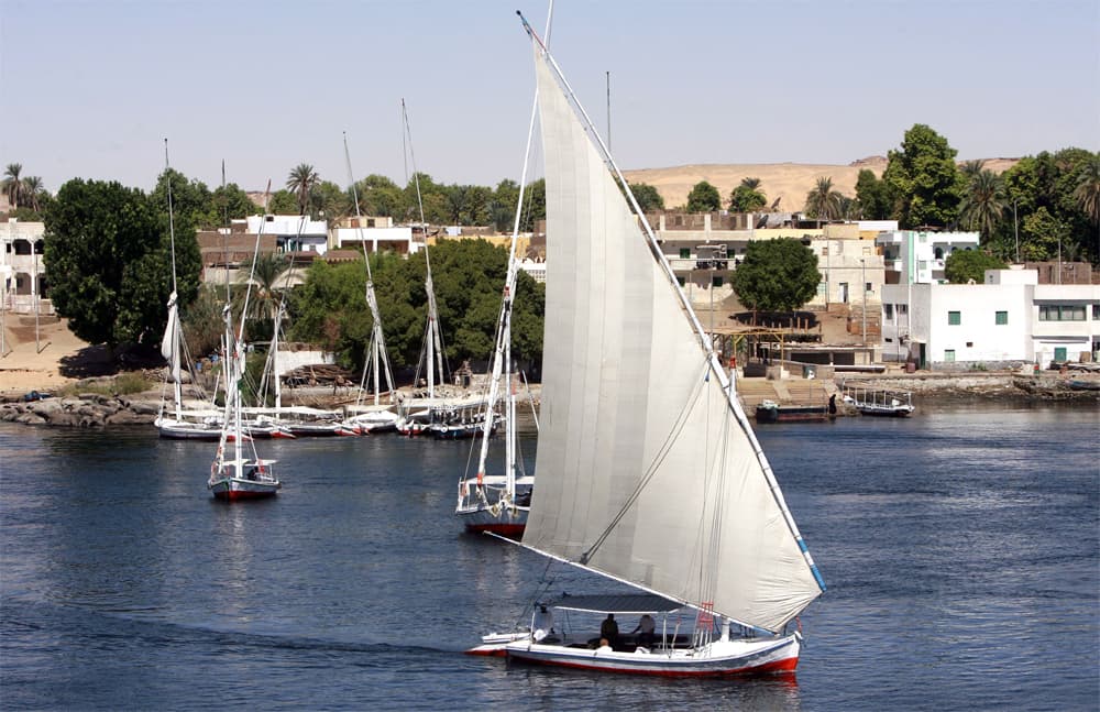 قارب شراعي يبحر على ضفاف النيل في أسوان.