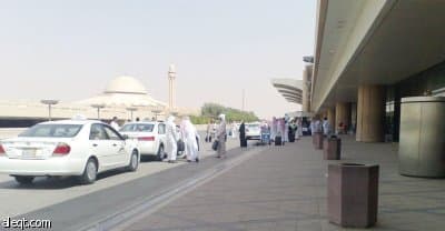 سيارات الأجرة في المطار .. الغياب يولد الاستغلال