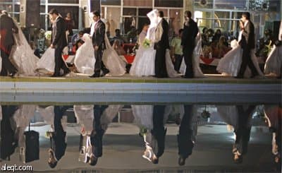 حفل زفاف جماعي في بغداد مكون من 15 شاب وفتاه تحت رعاية الحكومة العراقية.
