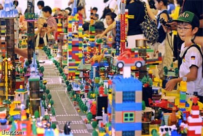 حوالي 1000 طفل مع أسرهم في طوكيو يشاركون في بناء "مدينة الأحلام" التي تنتجها شركة ليغو المختصة بالألعاب التعليمية.