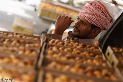 عدد كبير من الزبائن في سوق عتيقة  في الرياض لشراء التمور السعودية استعدادا لشهر رمضان المبارك.