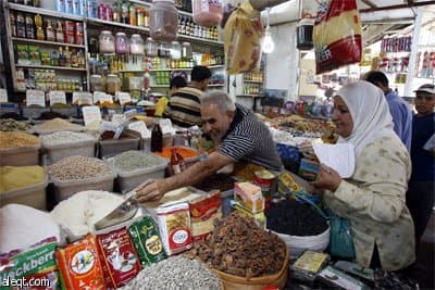 عراقيون يتبضعون من سوق الشورجة الشعبية لشراء بعض الحلويات تحضيرا لشهر رمضان المبارك في بغداد.