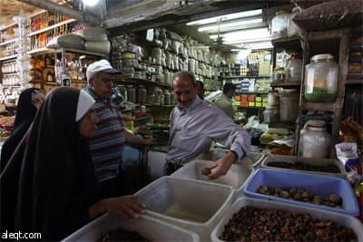 عراقيون يتبضعون من سوق الشورجة الشعبية لشراء بعض الحلويات تحضيرا لشهر رمضان المبارك في بغداد.