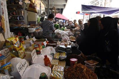 عراقيون يتبضعون من سوق الشورجة الشعبية لشراء بعض الحلويات تحضيرا لشهر رمضان المبارك في بغداد.