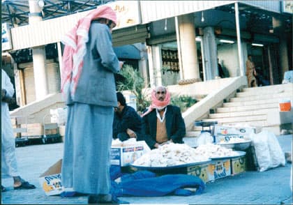 أرصفة أسواق العاصمة تتحول إلى بسطات مفتوحة!