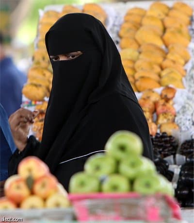 سكان دبي يتبضعون من أسواق شعبية كجزء من الاستعدادات لشهر رمضان الفضيل.