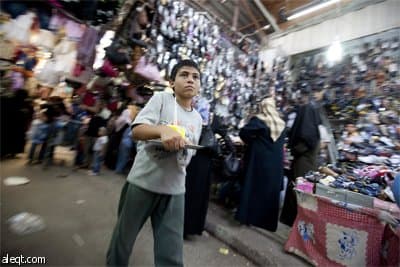 المحقق كولومبو (شخصية هزلية) يحمل فانوس رمضان في سوق مدينة غزة التي تستعد لشهر رمضان المبارك.