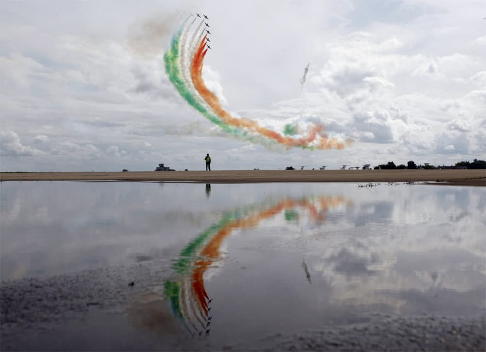 سلاح الجو الإيطالي  "Frecce Tricolori"  يؤدي بعض العروض الجوية في معرض الطيران الدولي في زوكوفسكي.