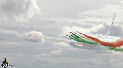 سلاح الجو الإيطالي  "Frecce Tricolori"  يؤدي بعض العروض الجوية في معرض الطيران الدولي في زوكوفسكي.