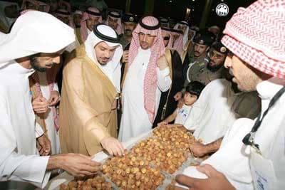 نائب أمير القصيم يزور سوق التمور في بريدة