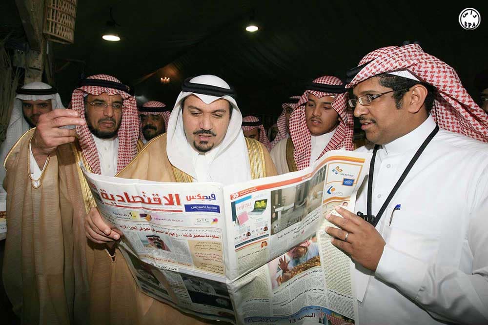 نائب أمير القصيم يزور سوق التمور في بريدة