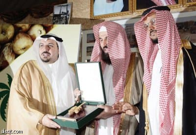 الأمير فيصل بن مشعل يكرم الرعاة
