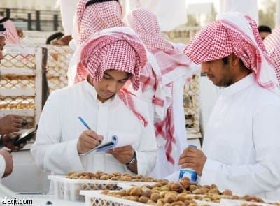 «تمور بريدة» توفر فرصا وظيفية موسمية.. والشباب يرمون الخجل