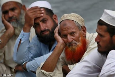 شازيا (12عام) تجلس بين الأمتعة لتصل إلى مسكنها في وادي سوات.