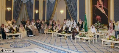 الملك يستقبل الأمراء والوزراء وكبار المسؤولين والعلماء والمواطنين