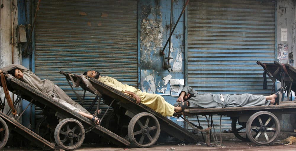 عمال يغطون في سبات بعد يوم عمل حافل في سوق كراتشي