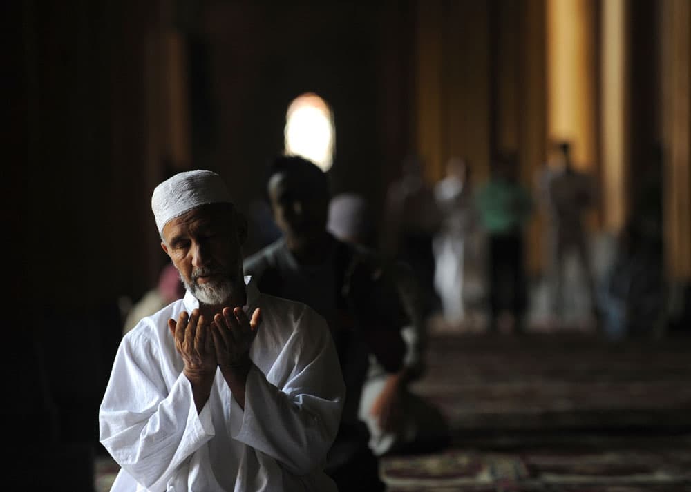مسلم من إقليم كشمير يرفع يديه متضرعا إلى الله في سادس أيام شهر رمضان المبارك
