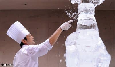 الياباني كارفر كويتشي هيراتا بطل العالم للنحت على الجليد 10 مرات يقوم بنحت ديناصور في مدينة ماكوهاري.