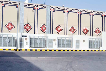 حي الملك فهد.. «جيران» المجمعات يقعون بين مطرقة الزحام وسندان المولدات
