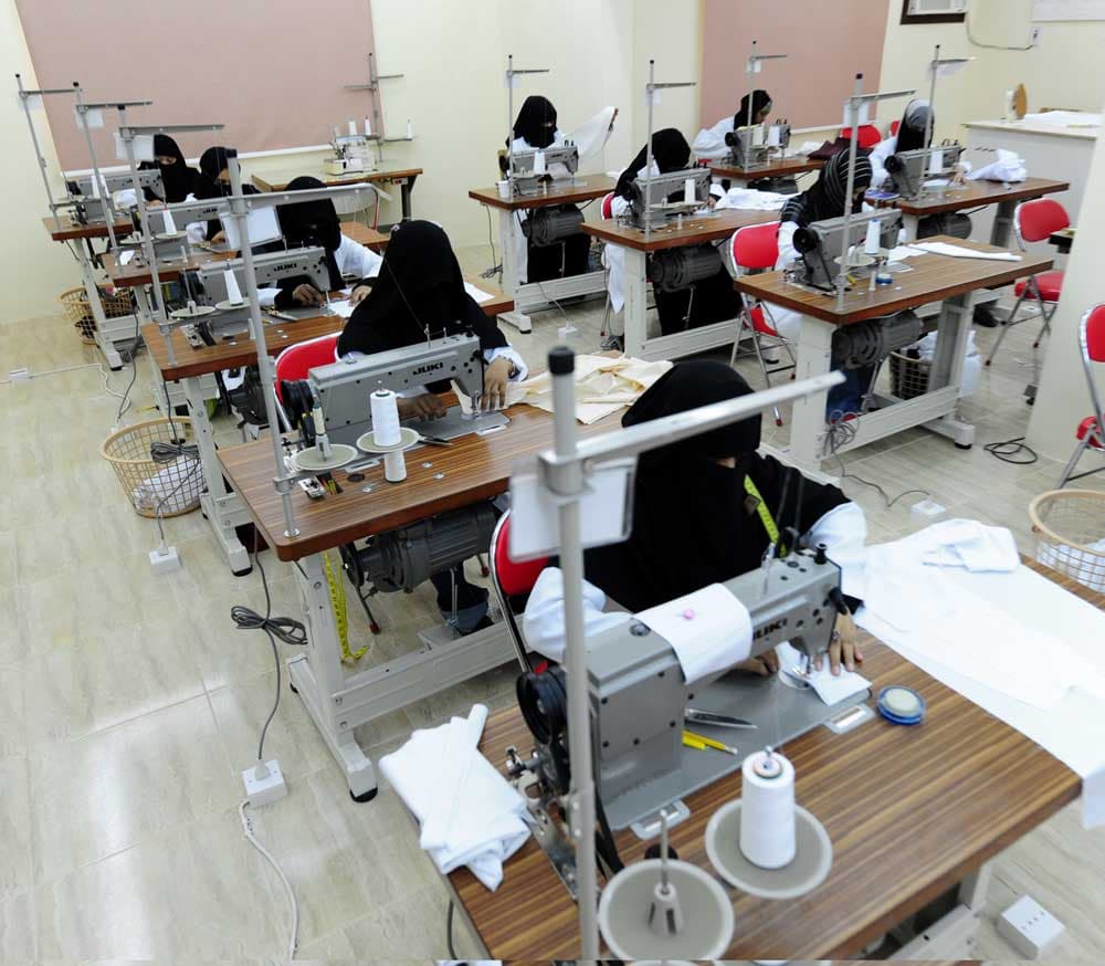 سعوديات يعملن في مجال الخياطة في أحد مصانع جدة و يدير المصنع المصمم السعودي سراج سند الذي يتخصص في الزي التقليدي للرجال حيث تم ت